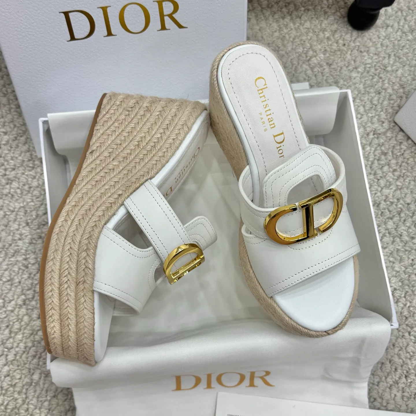 👟👟Ex-factory price 520👟👟 Increased height version✅🇨🇳 🇨🇳Dior 25ss summer high version new sandals. Simple and super versatile. Perfect and luxurious on the feet, can be matched with any spring and summer clothes. The foot feels even more comfortable! The material is a perfect replica of the original. Original disassembly and molding. ✅❶Material: original customized cowhide ✅❷Inner: original customized sheepskin ✅❸Foot: original customized sheepskin ✅❹Outsole: original woven wedge outsole ✅❺Heel height: 9.5cm ✅❻Packaging: original full set of packaging ✅❼Number: 35-41